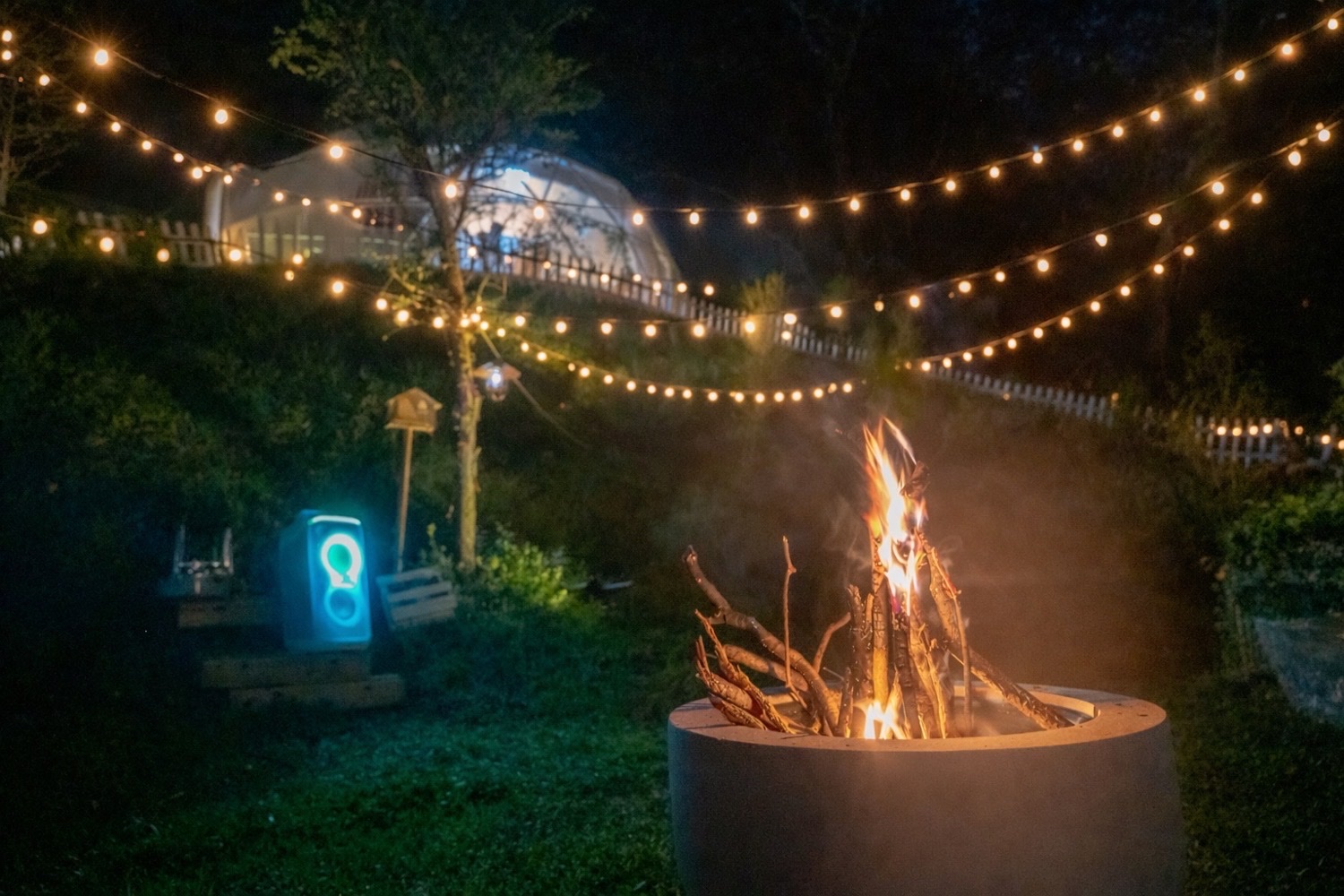 夜晚燈光與柴火氛圍